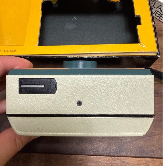 Vintage 60's Kodak Hawkeye Instamatic R4 Camera + Flashcubes UNTESTED PARTS ONLY - Picture 7 of 15